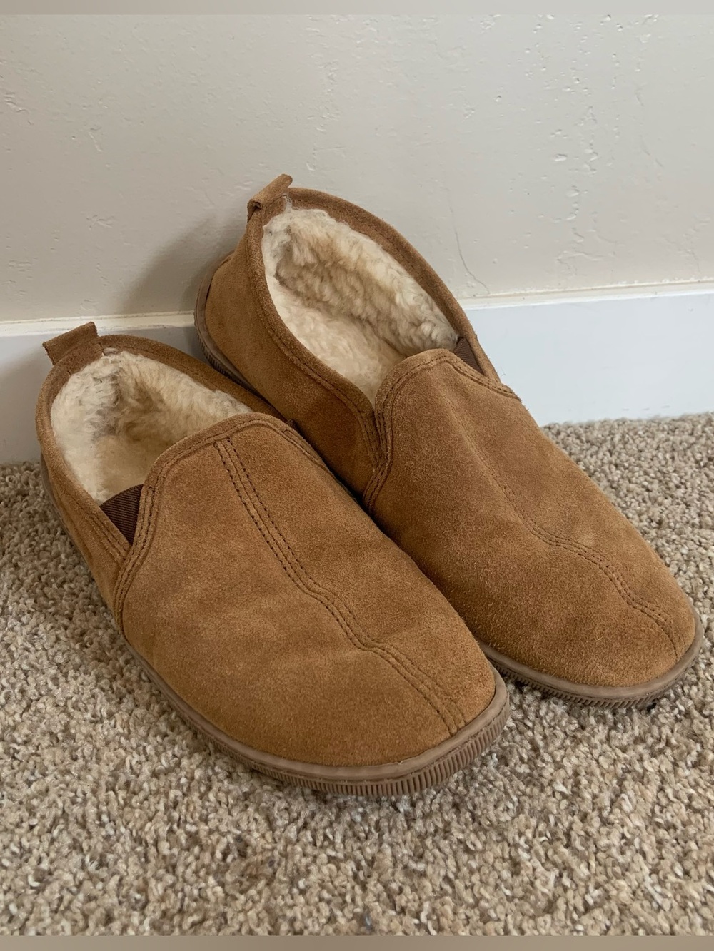 Minnetonka Men's Twin Gore Sheepskin Tan US 10 Slip On Moccasin Suede Slippers